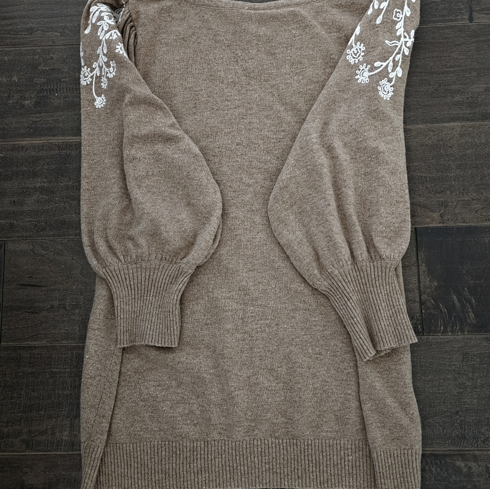 Rain + Rose Women's Embroidered Sweater - sz lg
